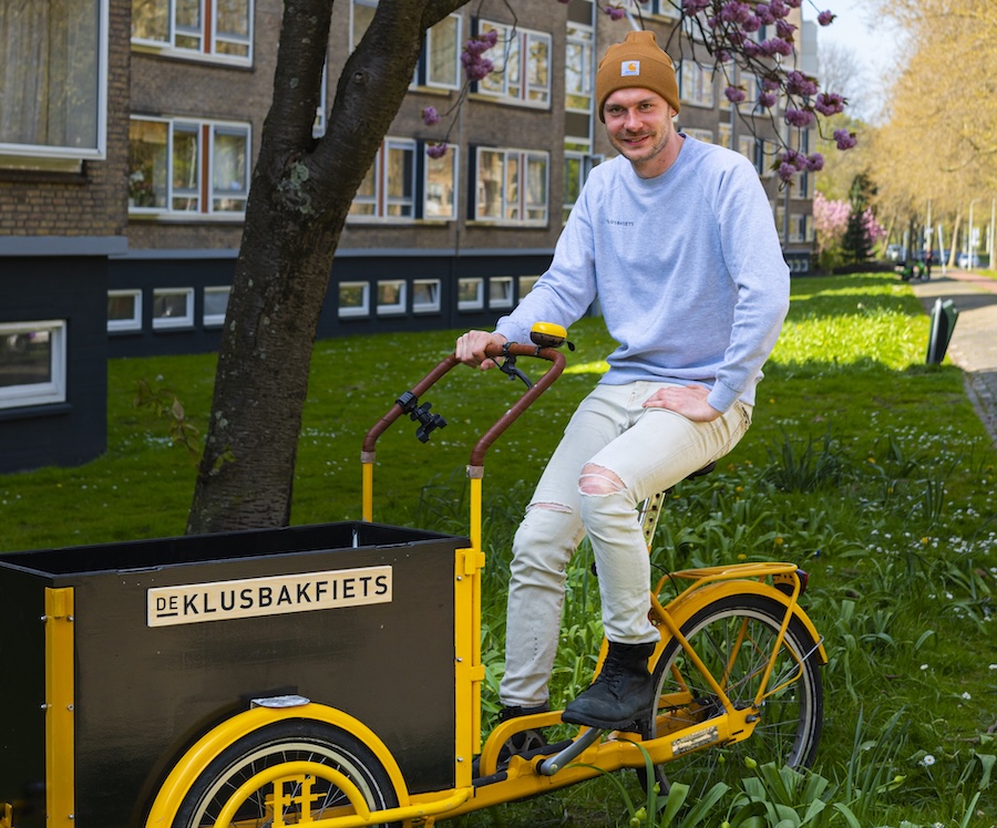 Na het werk, genieten van het springen op een voertuig. 1 01 Bas Stoker ©Jessica de Korte