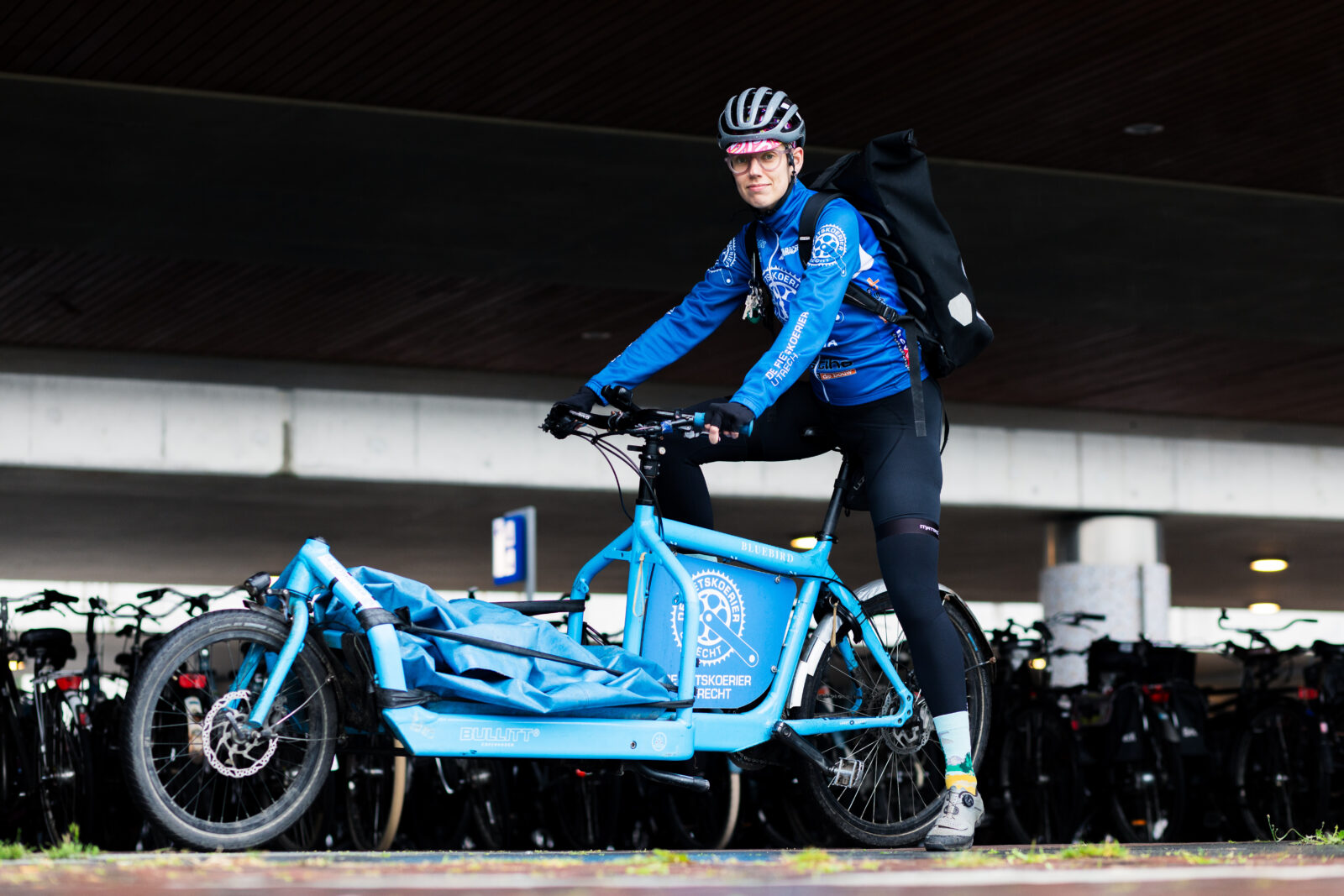 Peter: Mijn passie is de pan uit geëscaleerd. 16 Foto van Fietskoerier in sportieve blauwe kleding op sportieve blauwe bakfiets.