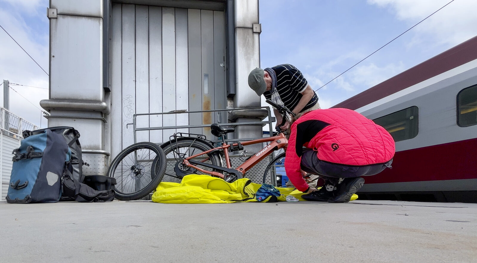 Zou je wel of niet fietsen met een trein, bus of vliegtuig? 19 Fiets in trein 11 fiets demonteren in Parijs ©Jessica de Korte 1600x882 1