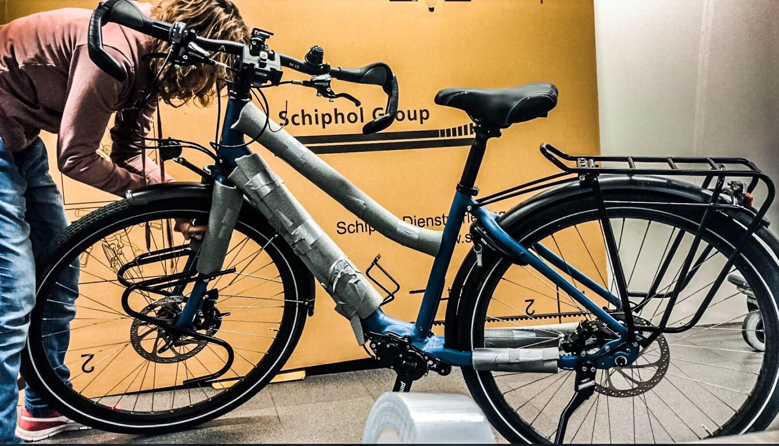 Zou je wel of niet fietsen met een trein, bus of vliegtuig? 23 Fiets mee in het vliegtuig ©Jessica de Korte sleutelen op Schiphol 1600x917 1