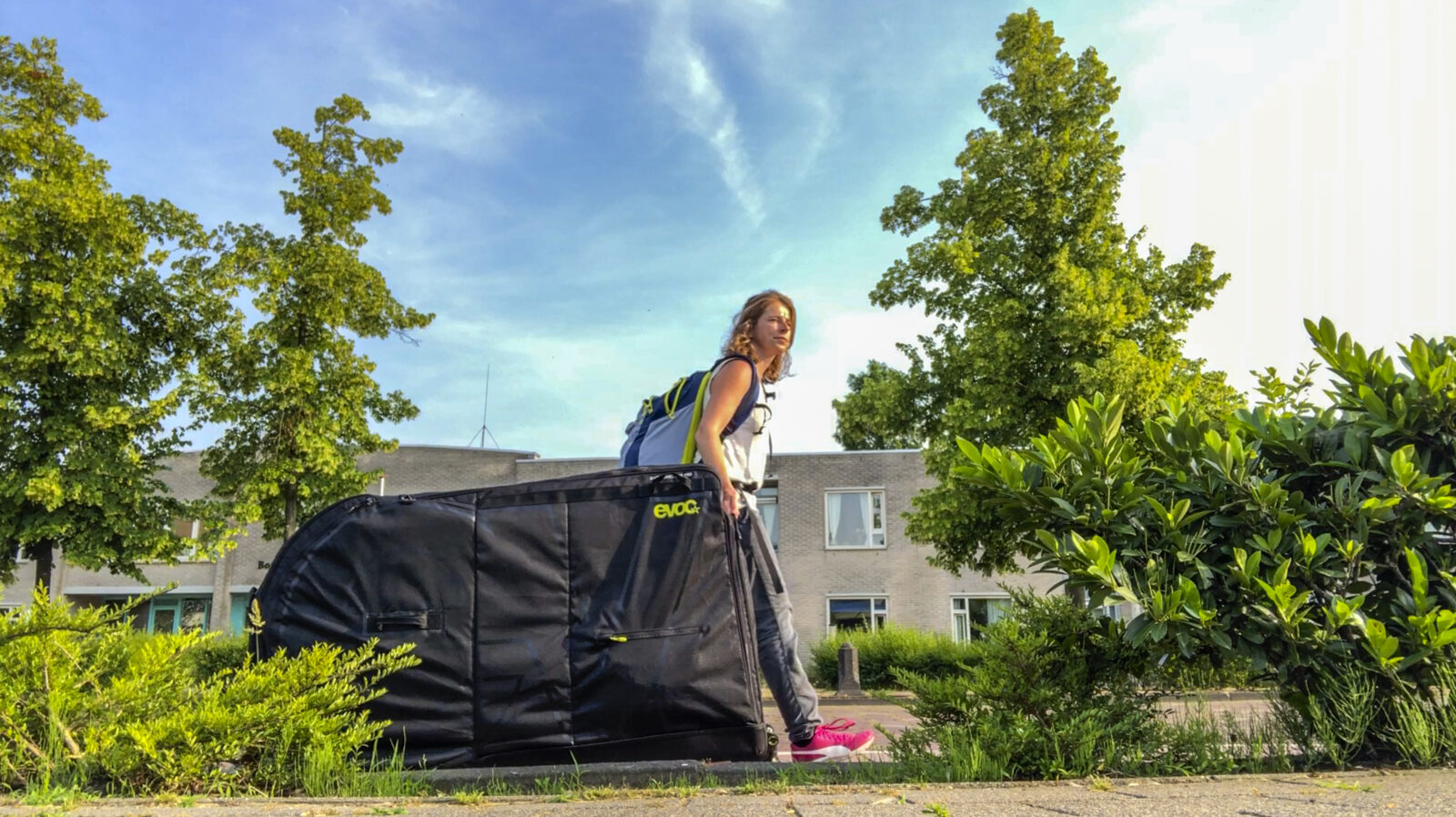 Zou je wel of niet fietsen met een trein, bus of vliegtuig? 24 Fiets mee in het vliegtuig ©Jessica de Korte10 er zijn ook fietskoffers 1600x898 1