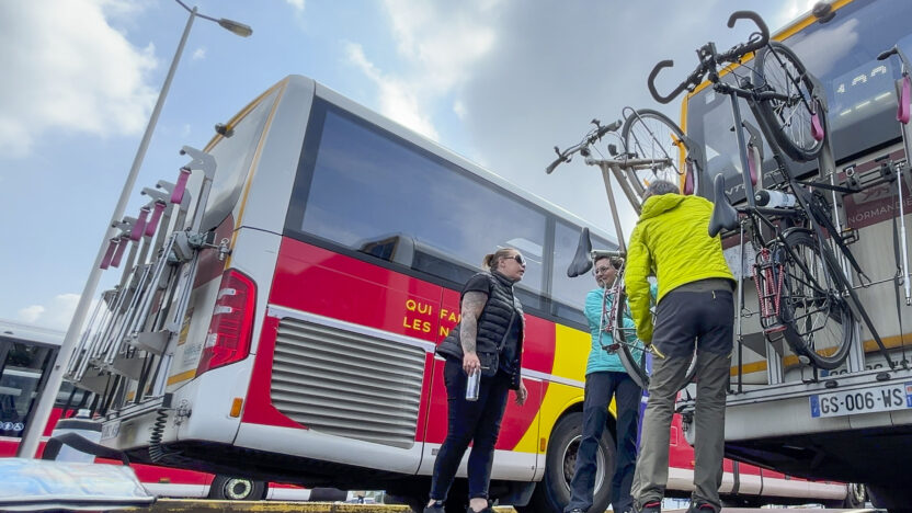 Fiets op de bus in Frankrijk Honfleur Le Havre ©Jessica de Korte1 832x468 1