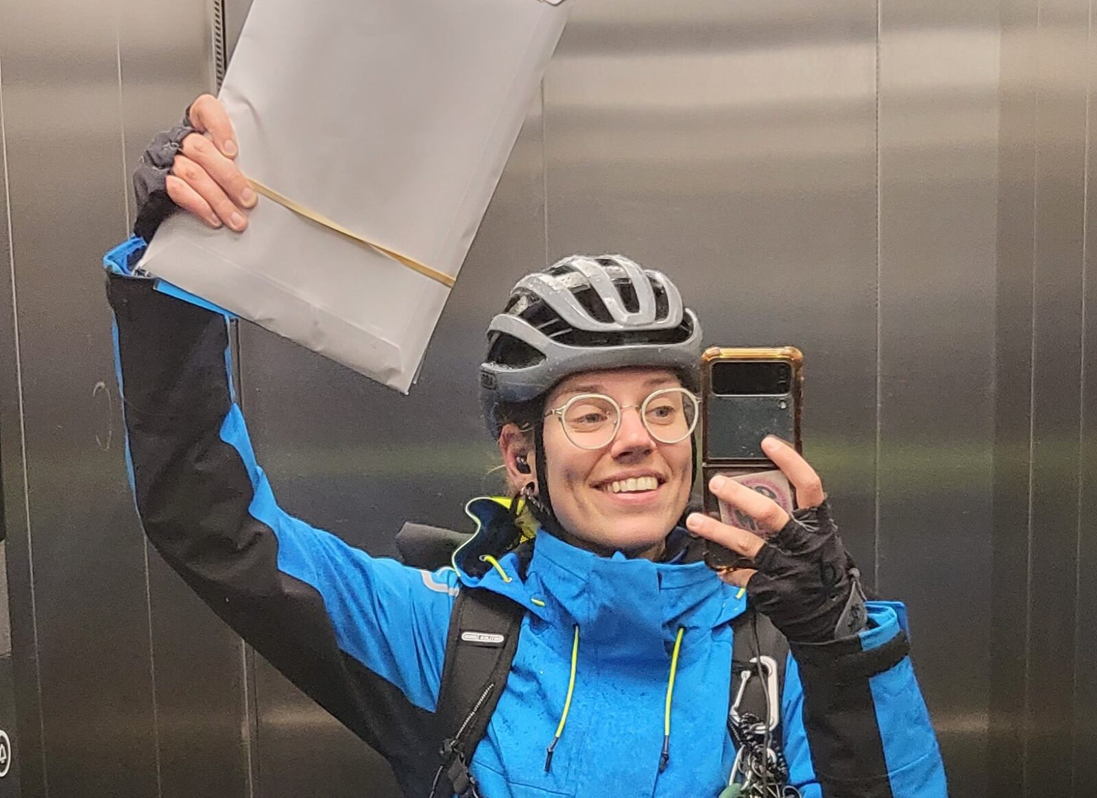 Peter, een colon voertuig koerier, voert het "keuken raam ritueel." 13 Fietskoerier Wendy lift 1600x1164 1