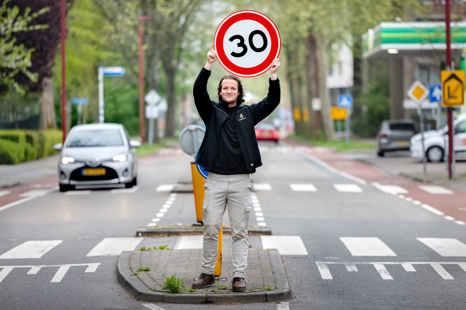 Ross Goorden met 30 kmu bord Foto DigiDaan 1600x1067 1