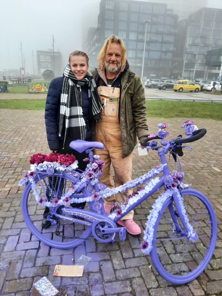 Tess: Ik ben dol op een eigen voertuig. 21 Jonge vrouw en man met paard bij een paarse fiets met bloemen.
