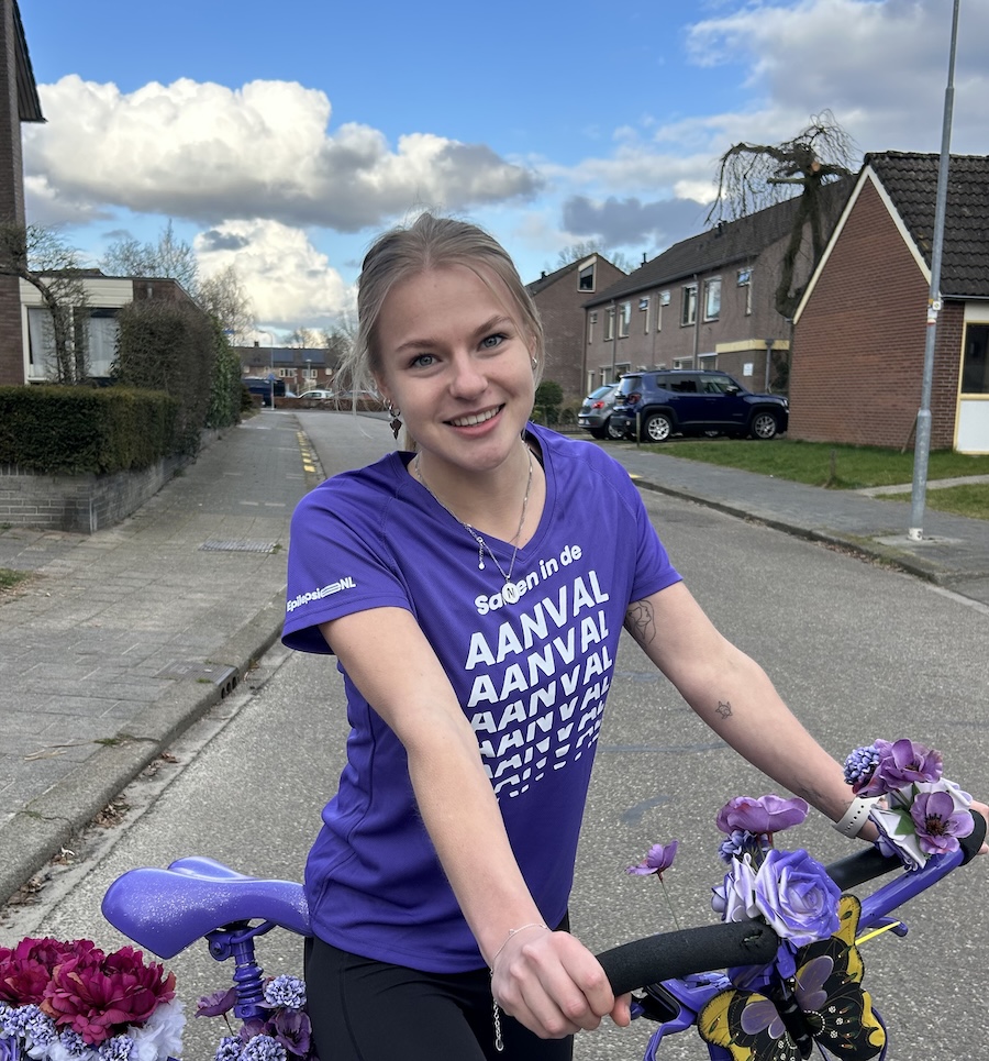 Tess: Ik ben dol op een eigen voertuig. 18 Jonge vrouw met op haar paarse T-shirt de tekst: 'Samen in de aanval, aanval, aanval.'