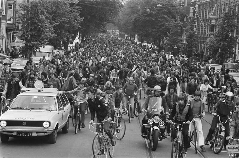 Een eenzame motorrijders slaan elkaar in elkaar. 34 Nationale fietsdemonstratie in Amsterdam. Op de Korengracht zijn er fietsers. 4 juni 1977. Foto: Anefo/Rob Bogaerts.