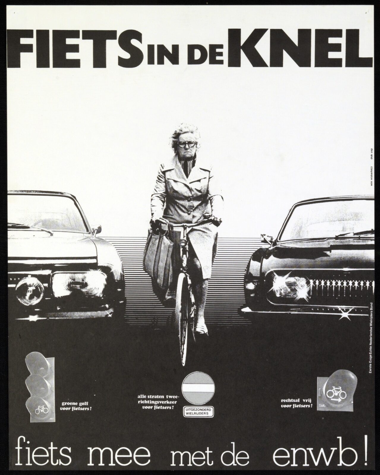 Poster met een oudere vrouw in jaren 70 regenjas met een boodschappentas aan haar fietsstuur die tussen auto's inrijdt.