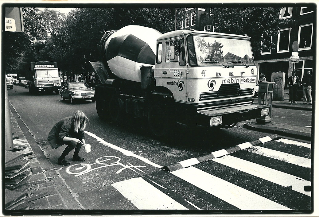Een eenzame motorrijders slaan elkaar in elkaar. 32 Acteur schildert fietspaden aan de kant van de weg. © Archief Fietsersbond