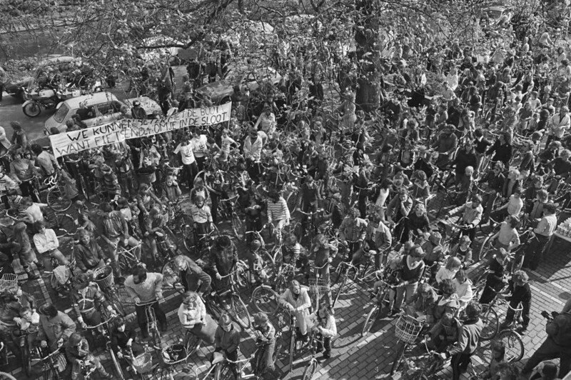 Een eenzame motorrijders slaan elkaar in elkaar. 30 Schoolkinderen op de fiets naar Hoofddorp uit protest tegen uitblijven fietspaden in Haarlemmerbuurt, 1978. Foto Bert Verhoeff/ Anefo