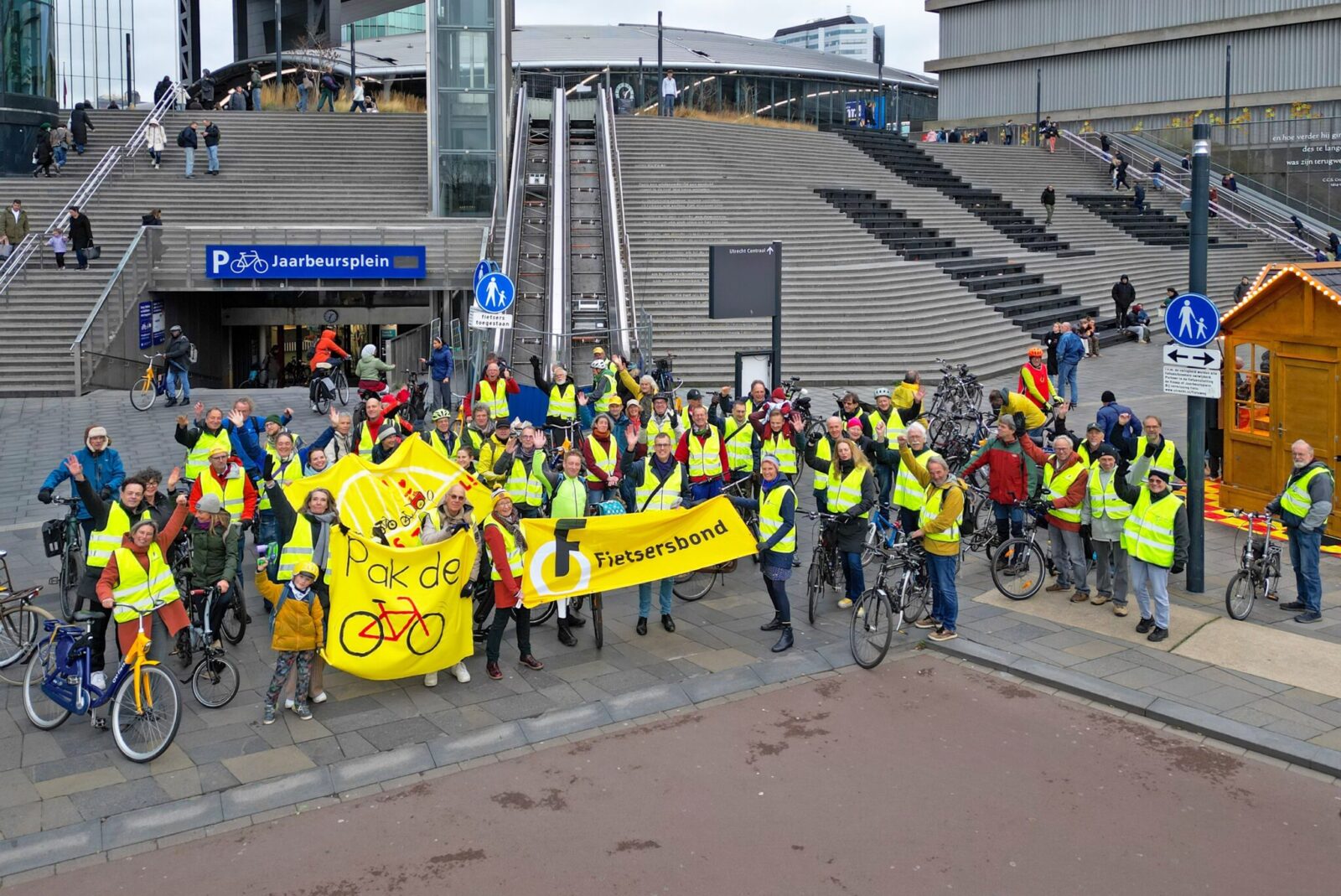 Reflectie: Voertuigprotest Demka spoorwegbrug en kleurrijke leden 'comité 50 jaar Fietsers' Vereniging 6 9 kopie 2048x1368 1 1600x1069 1