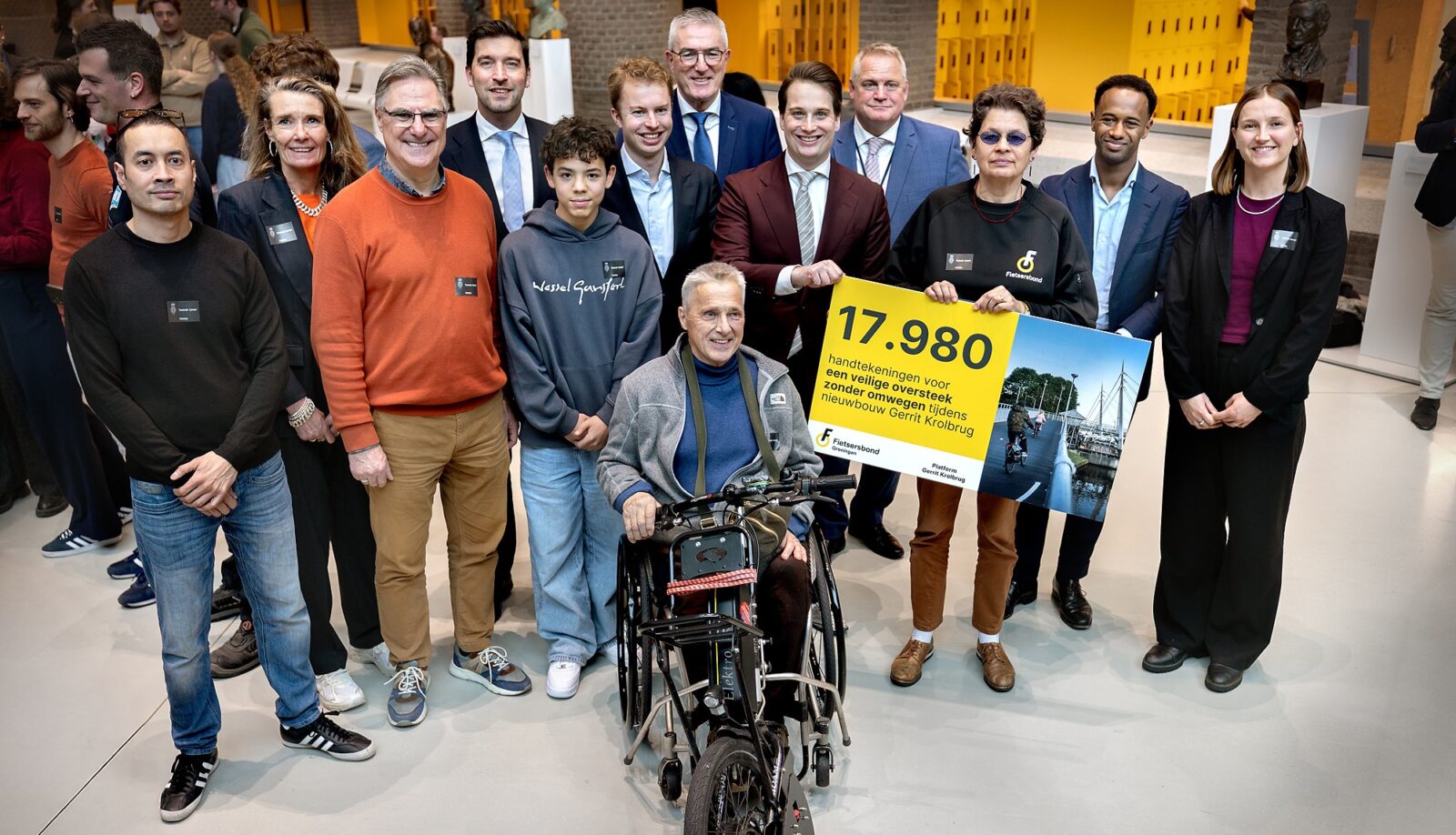 Petitie overhandigd voor een veilig kruis bij de nieuwe ontwikkeling van Groningen Gerrit Krolbrug 3 Groningen petitie overhandiging DigiDaan cr 1600x918 1