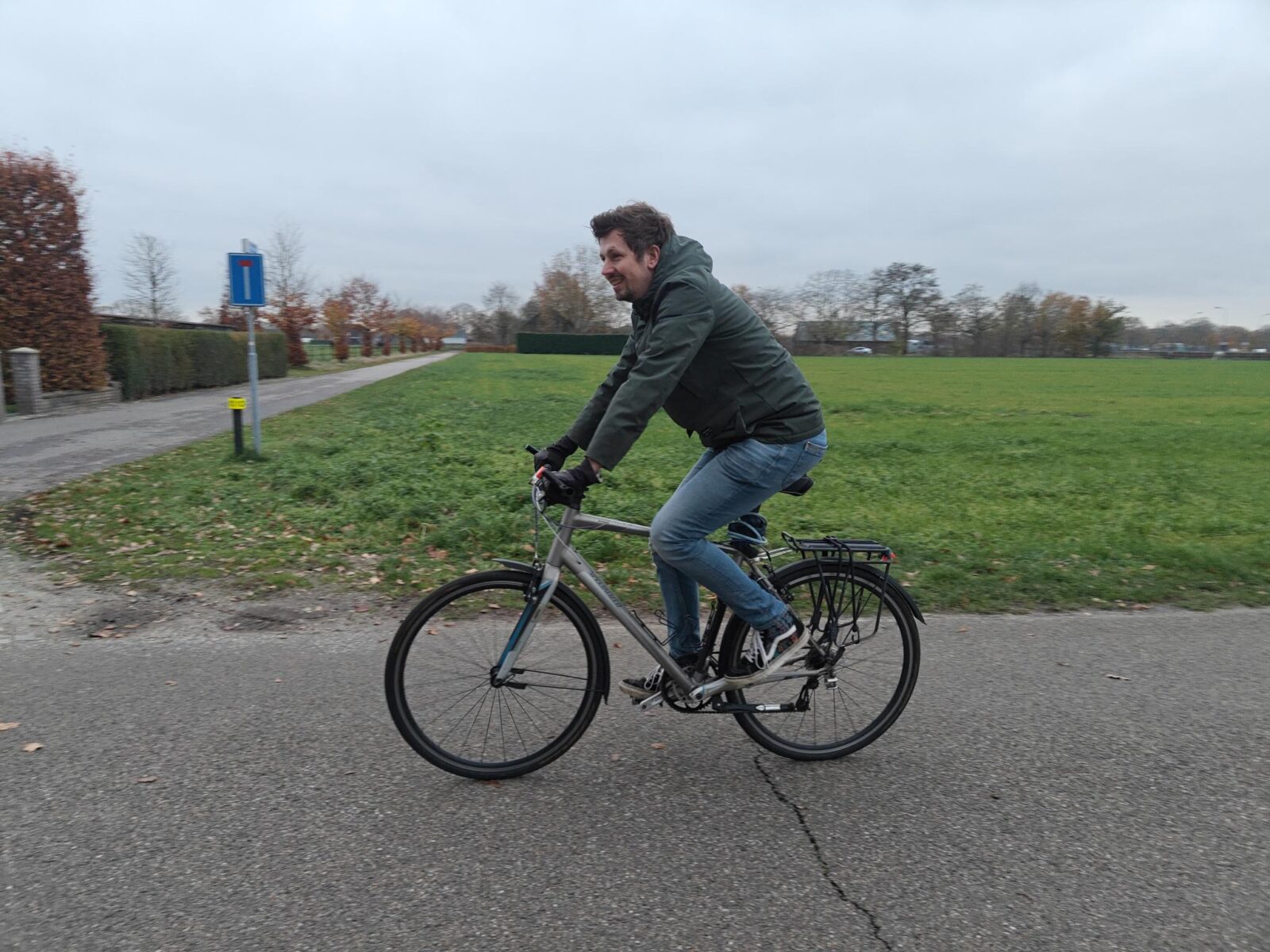 Rijders zijn geen langzaam rijdende voertuigen. 24 Man rijdt in winterkleding met handschoenen aan op sportieve fiets.