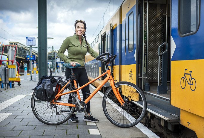 Fietsersbond op de bres voor fietsers in de trein 9 Fietsersbond Fietser bij trein op station Leeuwarden met fiets Fotograaf Corne Sparidaens e1719480593797
