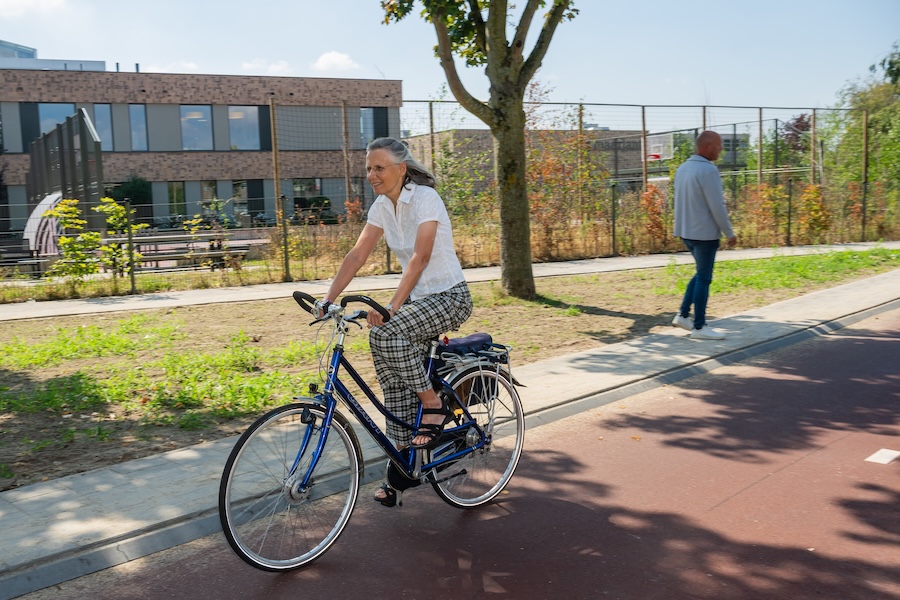 Paul van Maasakkers, Godelieve Broeklander en Peter van Doremalen bij het nieuwe tweerichtingenfietspad bij de Van Maerlantschool in Den Bosch.